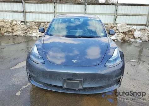 2022 Tesla Model 3 z USA, uszkodzony, nr VIN 5YJ3E1EA9NF370345